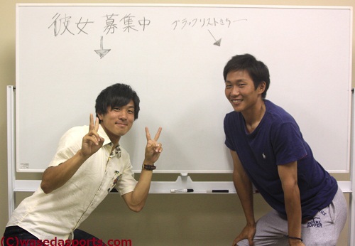 小松選手（左）と三竿選手。ホワイトボードを使って自己紹介してくれました